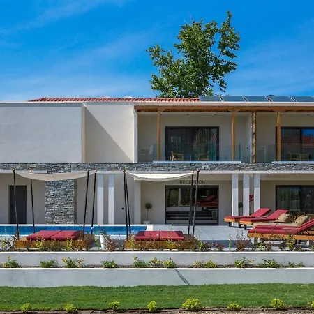 Amyntas Seafront Hotel 3*
