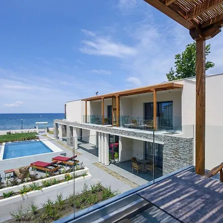 Amyntas Seafront 3*